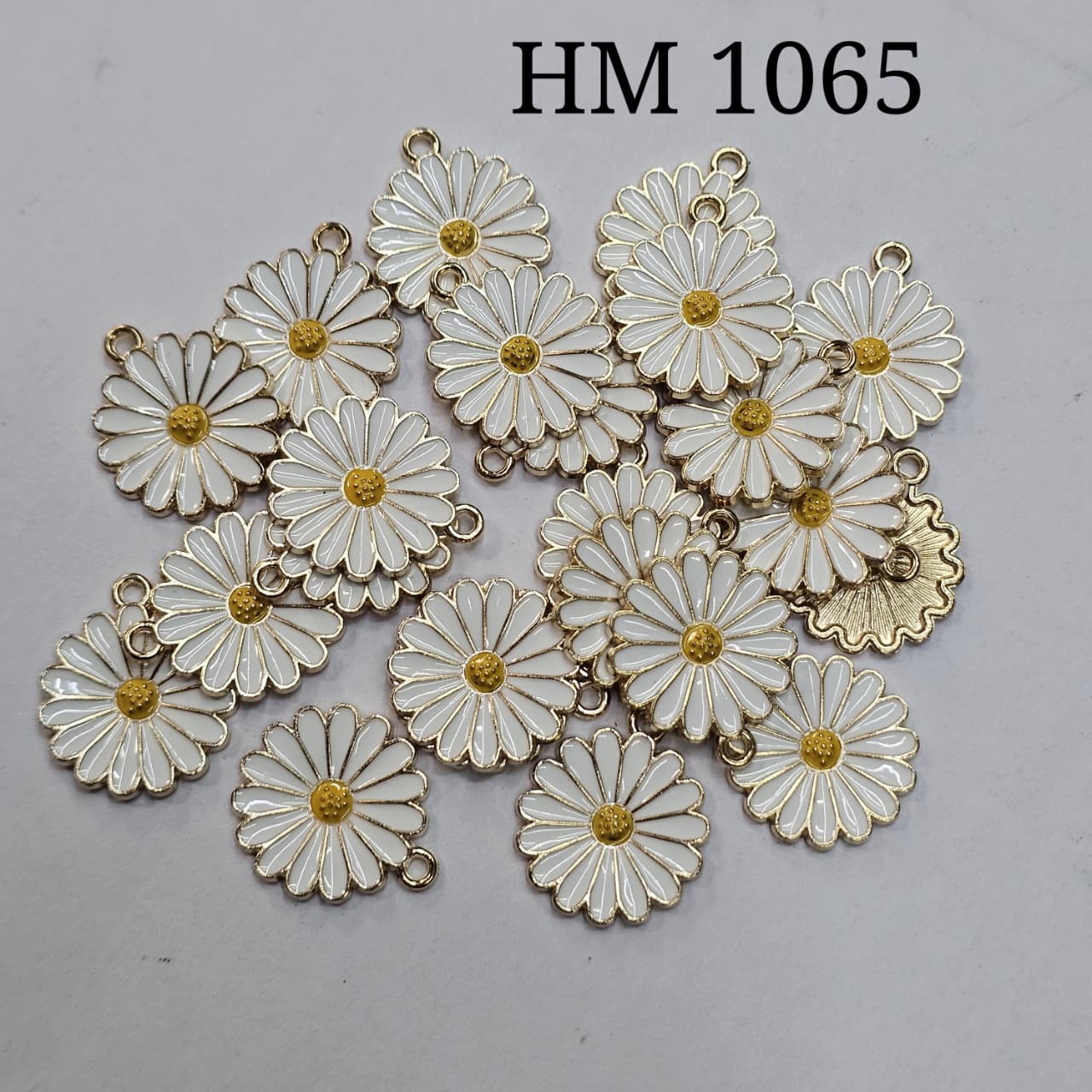 flower charms white ( HM 1065 )