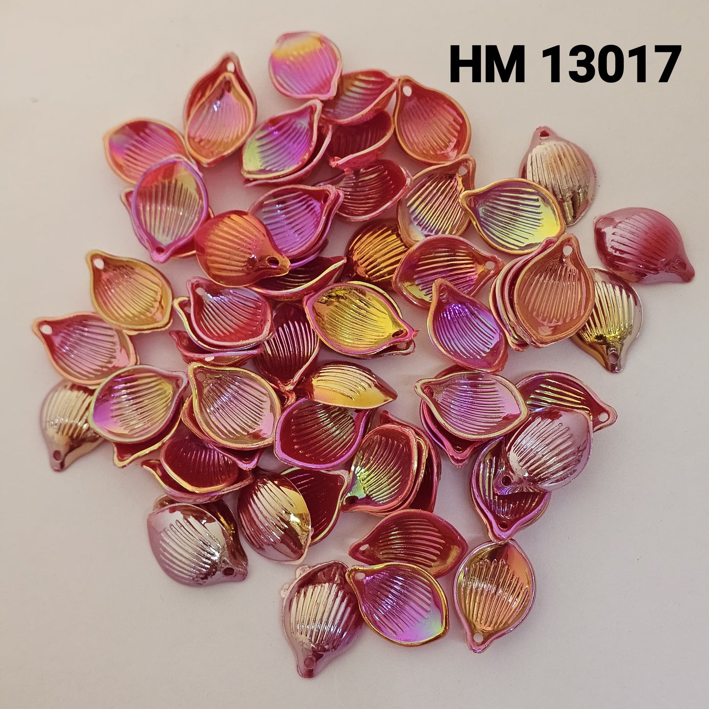 Iridescent Ribbed Leaf/Shell Sequins pkt 500 gram (HM 13017)